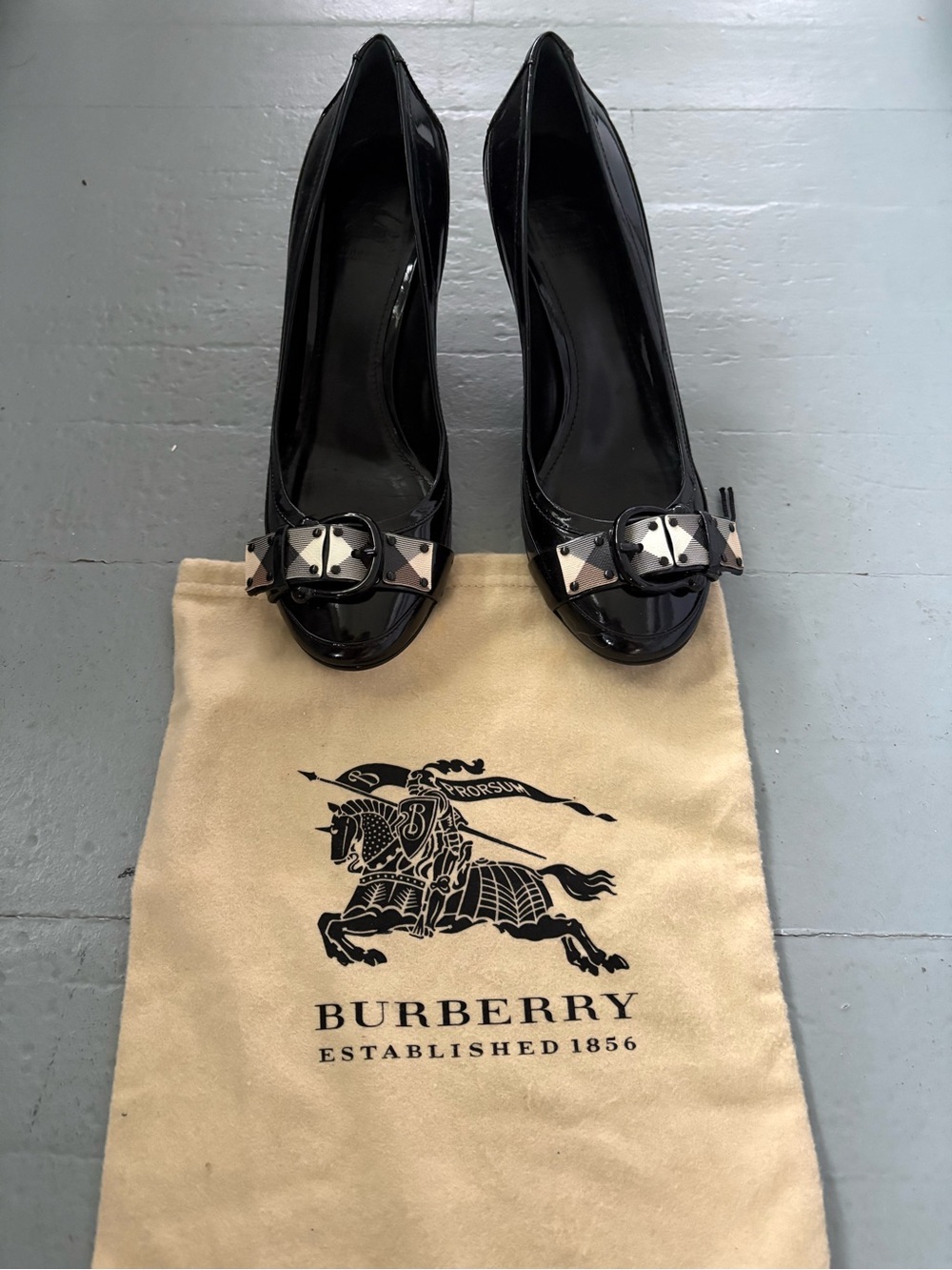 Burberry Black Patent Leather Heels with Beige Check Bow